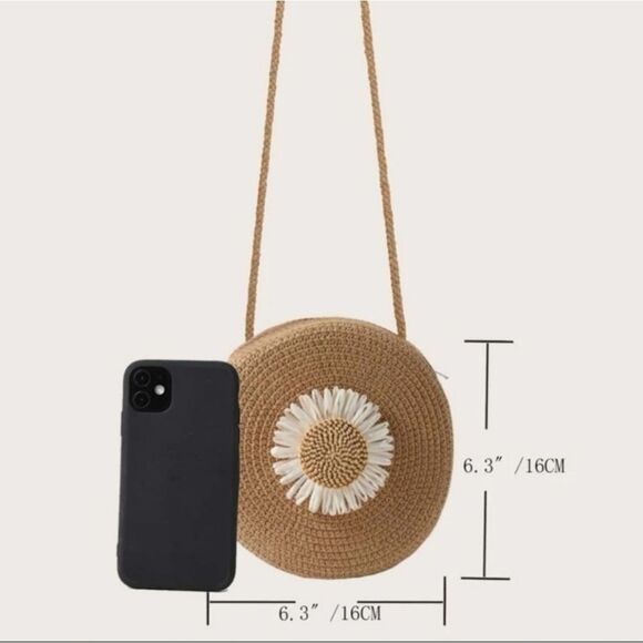 Round Straw Daisy Crossbody - Picture 4 of 4